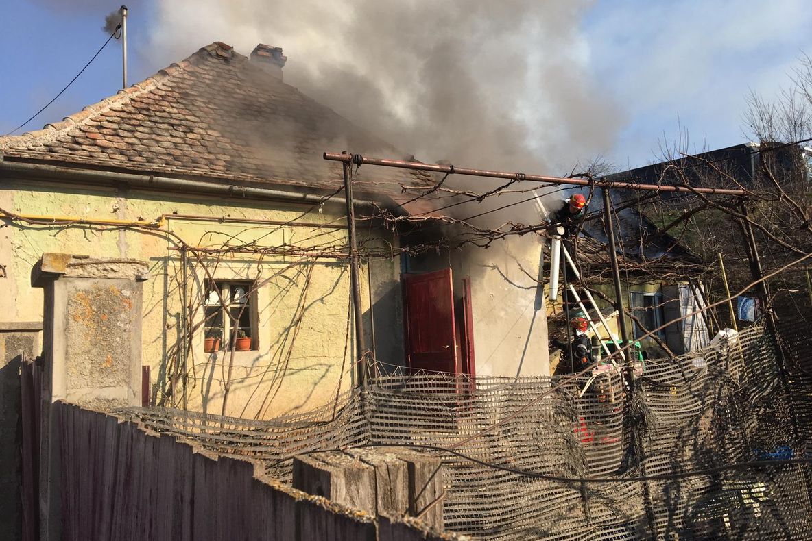 O casă din Șura Mare a ars aproape în întregime