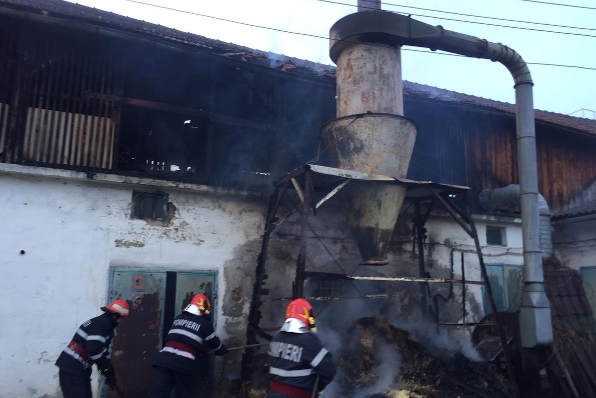 UPDATE | Depozit dezafectat din Mediaș, în flăcări