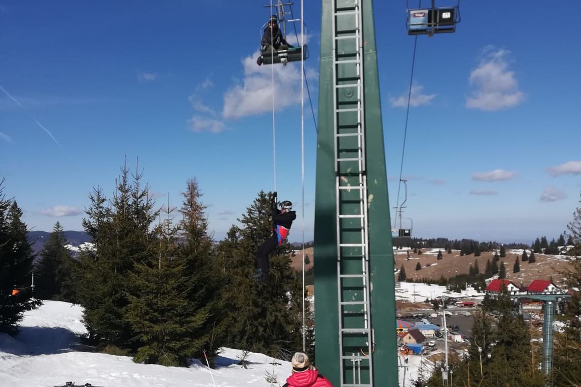 UPDATE: Telescaunul de la Arena Platoș, oprit. Mai multe persoane coborâte de urgență