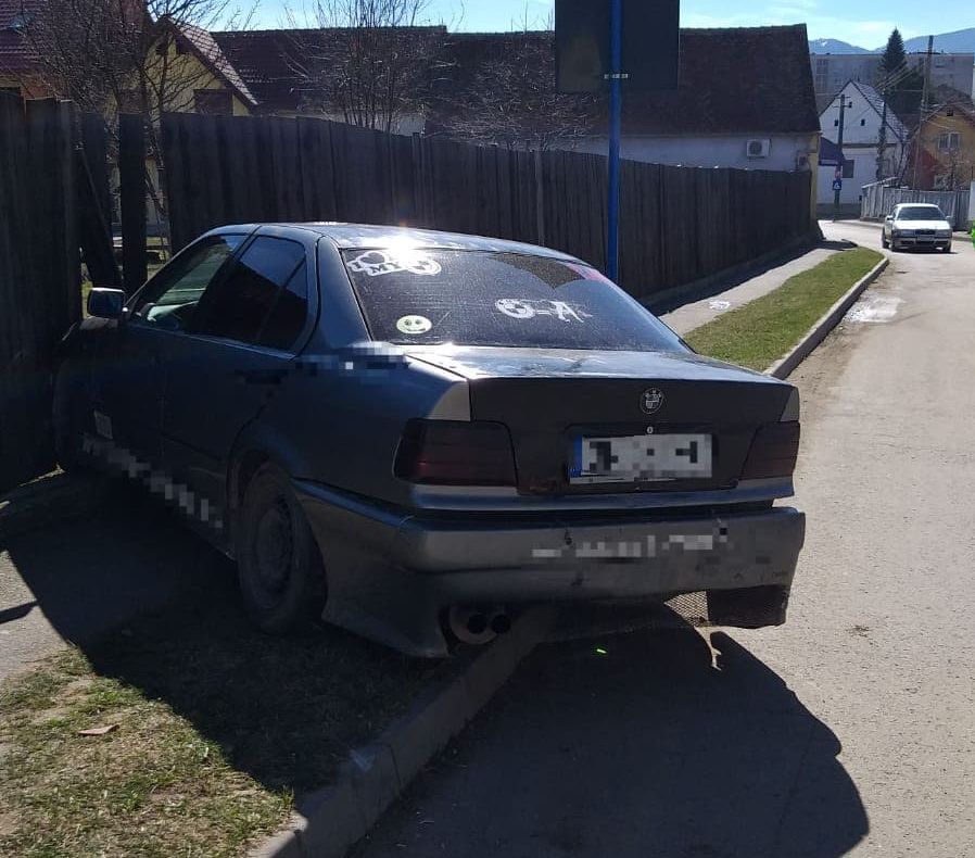 Minor de 17 ani a intrat cu maşina într-un gard, în Cisnădie