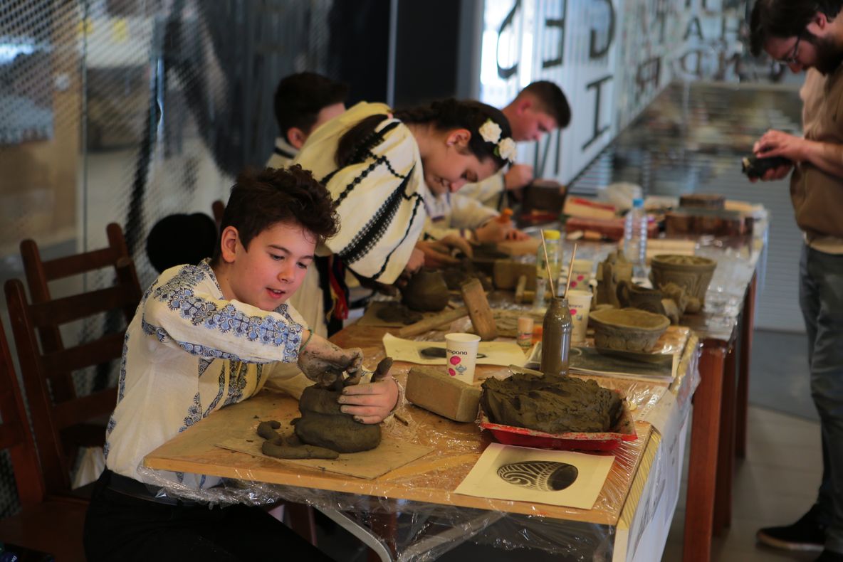 Peste 100 de elevi s-au întrecut în Muzeul ASTRA la Olimpiada "Meșteșuguri artistice tradiționale"