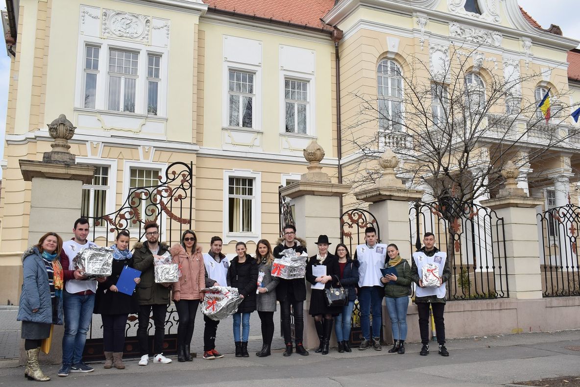 Peste 200 de mărțișoare gastronomice împărțite sibiencelor de studenții ULBS