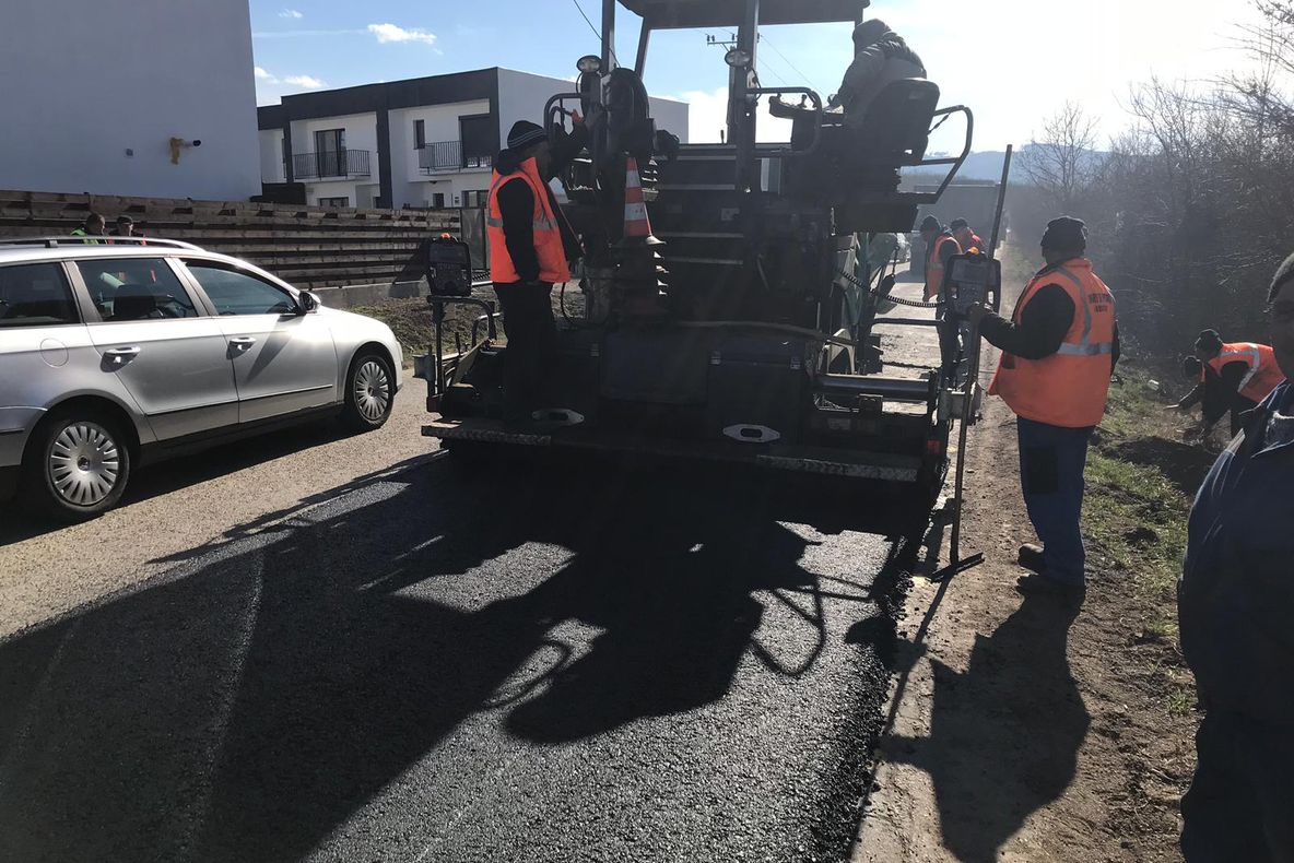 Au început lucrările specifice programului de vară, pe drumurile din județ