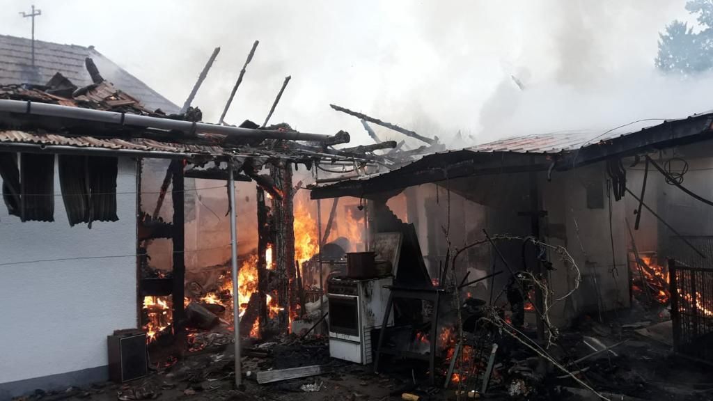 Incendiu în Bazna. Acoperișul unei case și o anexă gospodărească au luat foc