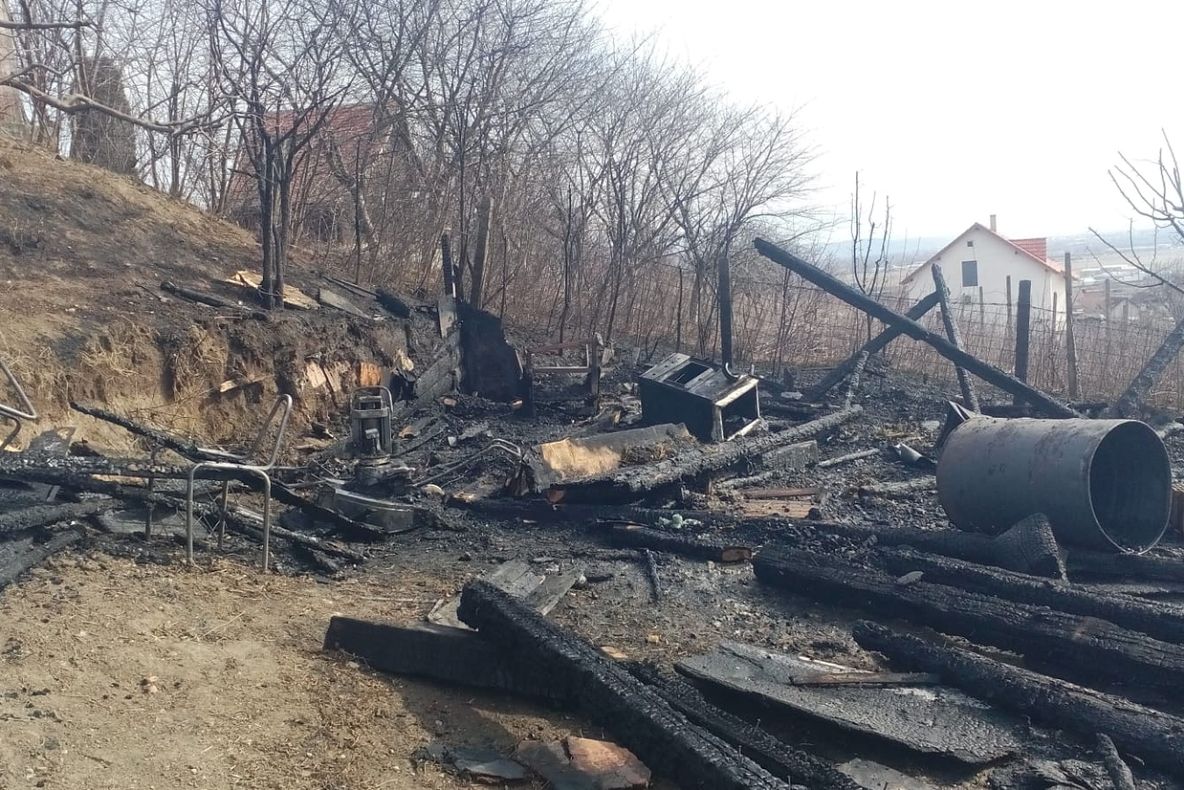 Incendiu izbucnit la anexa unei gospodării din Șuta Mare. Un bătrân a ajuns la spital
