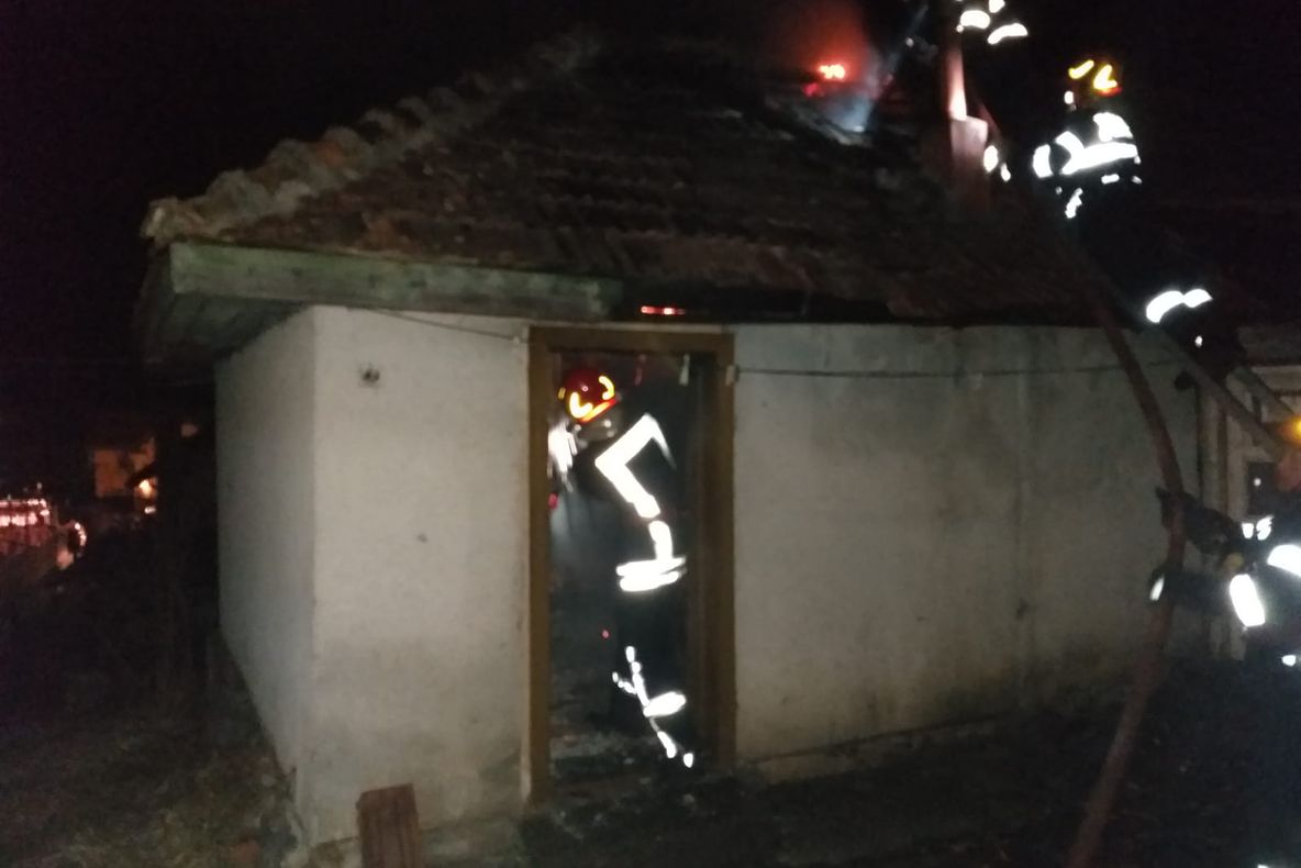 Un bărbat de 47 de ani a murit după ce casa i-a luat foc