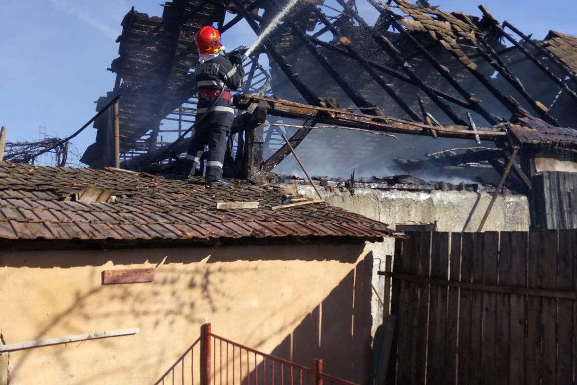 Incendiu la o anexă gospodărească din Brateiu
