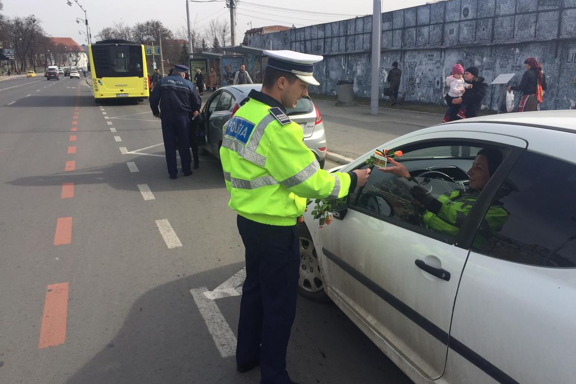 Șoferițele au primit astăzi flori de la polițiștii sibieni
