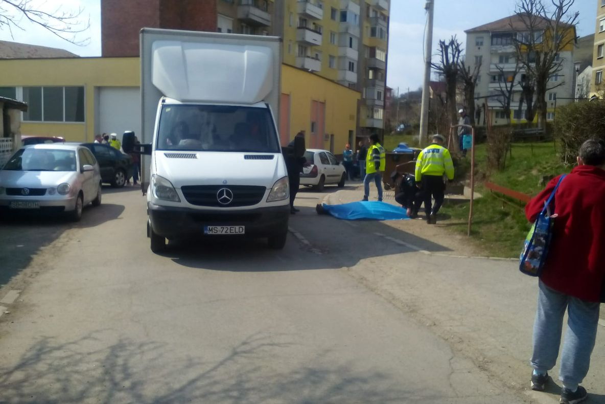 Bâtrân omorât de un șofer care a dat cu spatele fără să se asigure