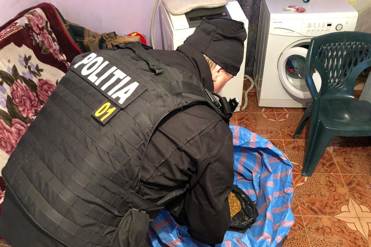 Foto/Video: Percheziții în Sibiu: Țigări comercializate ilegal și tutun contrafăcut