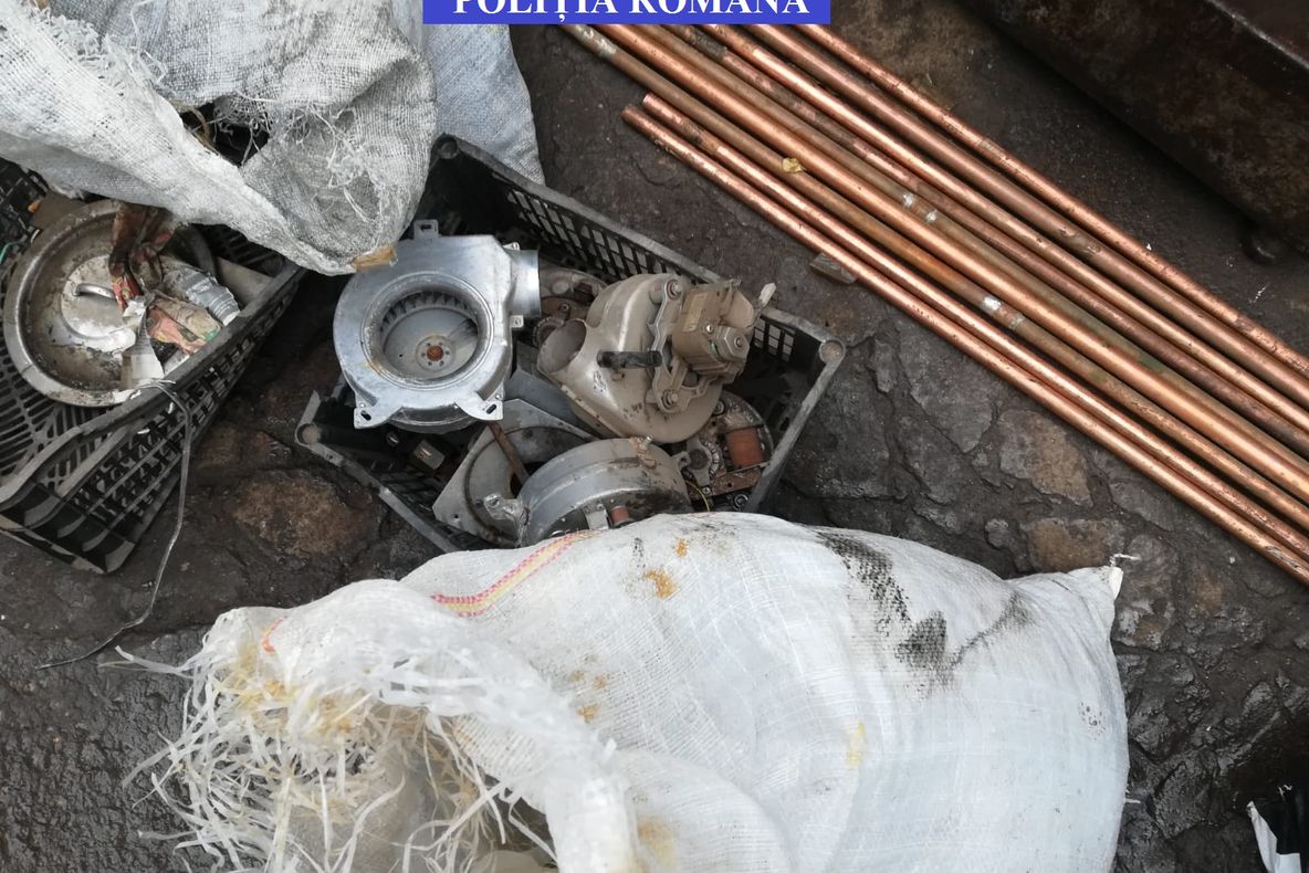 UPDATE / Doi tineri reținuți, după ce ar fi furat scule și haine din mai multe locuințe din Sibiu