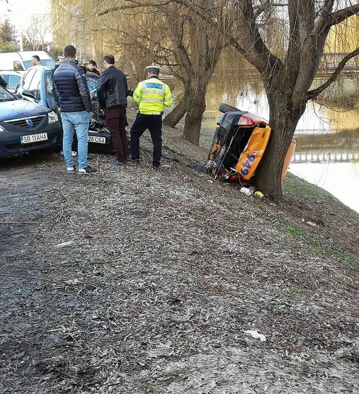 Două mașini avariate după ce o șoferiță a intrat în ele