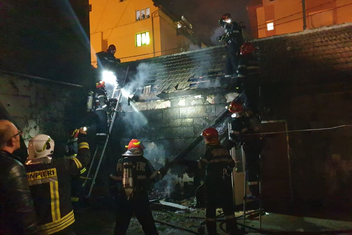 UPDATE | Acoperișul unei locuințe de pe strada Dorobanților din Sibiu, în flăcări