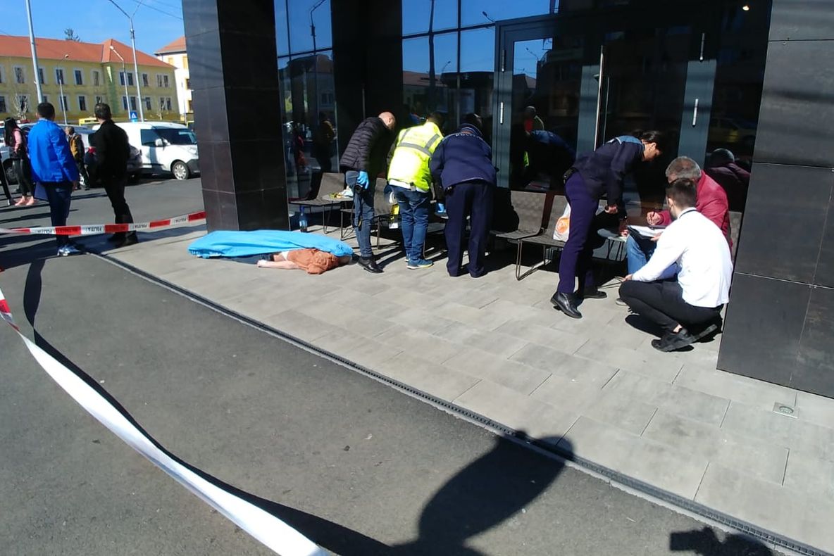 VIDEO | Un bărbat de 50 de ani a murit pe stradă, după ce a intrat în stop cardio-respirator