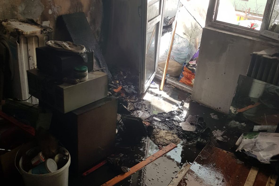 Bucătăria unui apartament de pe strada Iezer, în flăcări