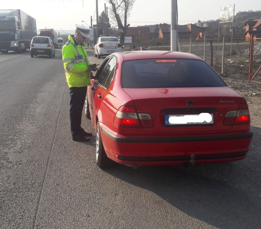 Un tânăr de 21 de ani a intrat cu mașina în autoturismul din fața sa, pe Calea Dumbrăvii