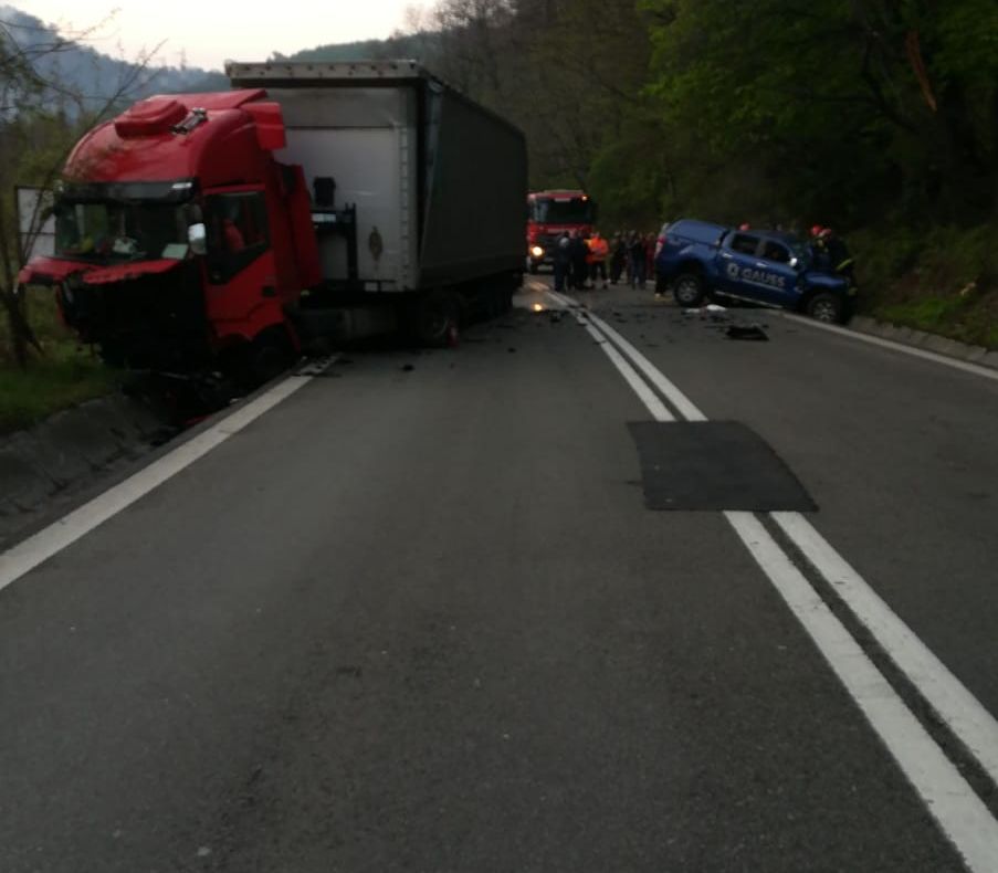 Circulație îngreunată pe Valea Oltului, în urma unui accident. O persoană a murit