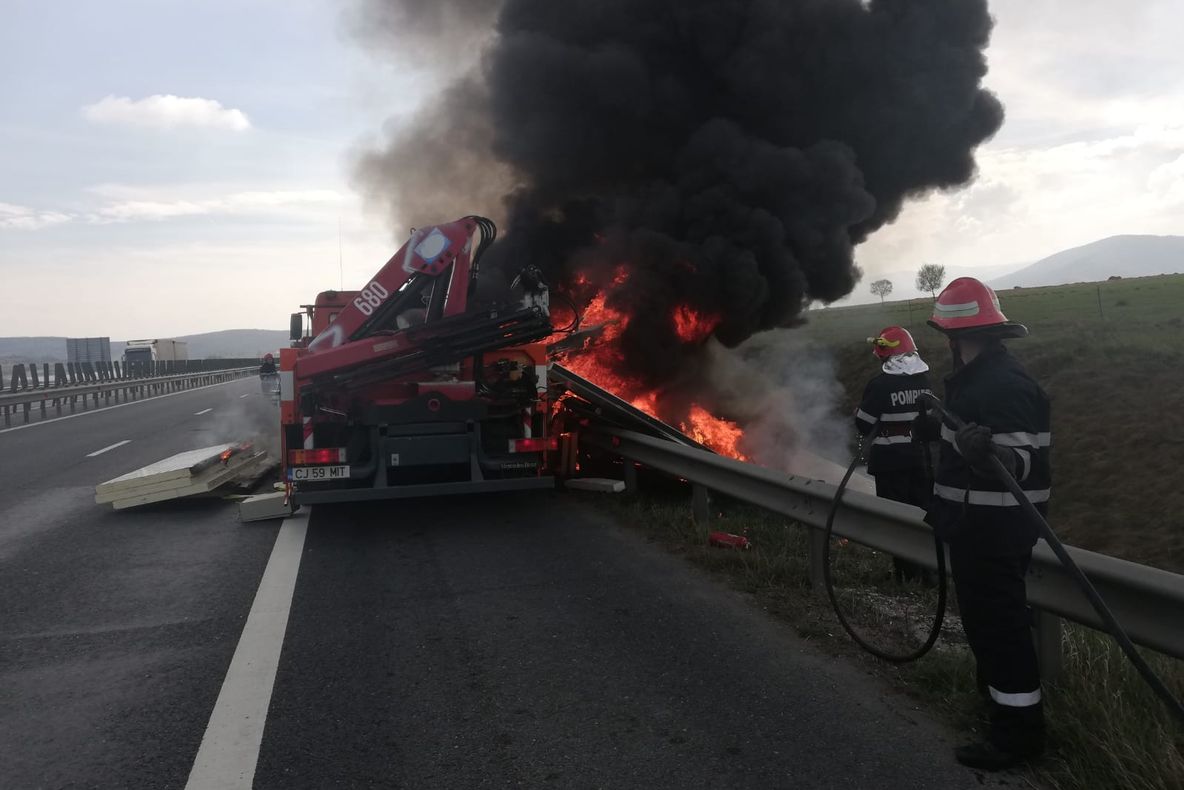 Trafic restricționat pe A1 după ce un camion a luat foc