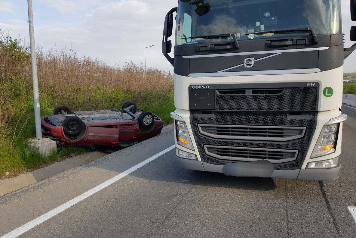 Bebeluș de patru luni ajuns la spital după ce mașina în care se afla s-a răsturnat