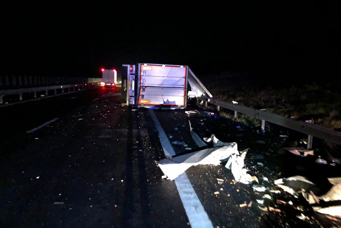 Un tir s-a răsturnat noapte trecută pe A1. Șoferul a decedat