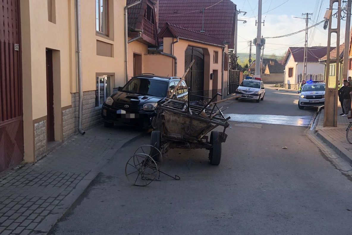 Un căruțaș băut și-a scăpat atelajul într-o mașină parcată