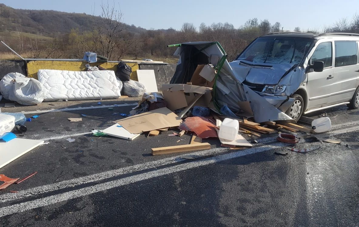 UPDATE: Un accident rutier a blocat traficul total la Hula Bradului