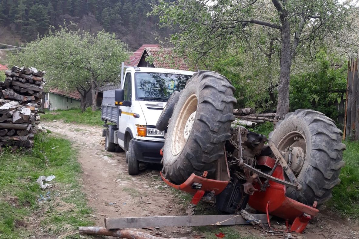 Foto/Update: Bărbat prins sub un tractor la Gura Râului. I se acordă îngrijiri medicale