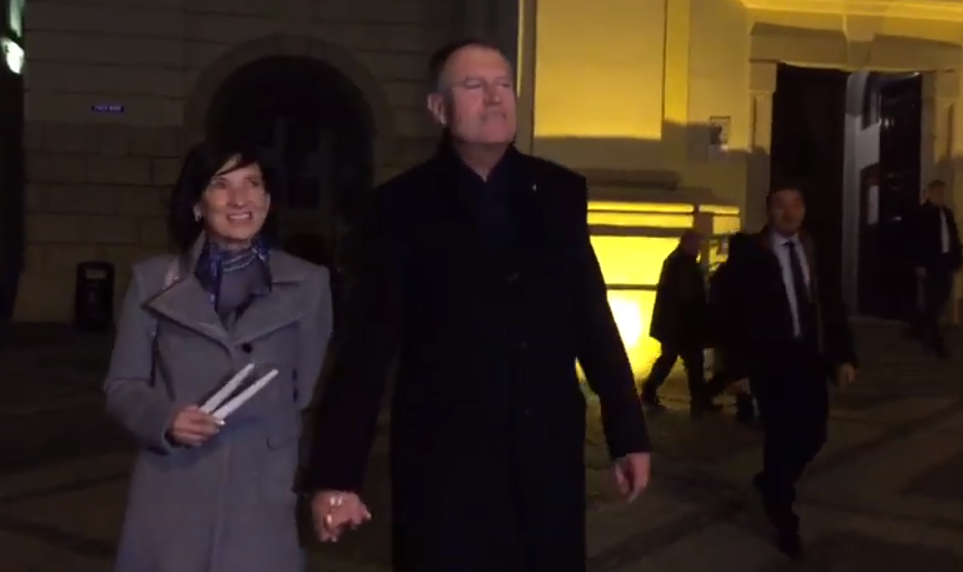 VIDEO | Klaus Iohannis, alături de soția sa, Carmen, la slujba de Înviere de la Biserica din Piața Mare