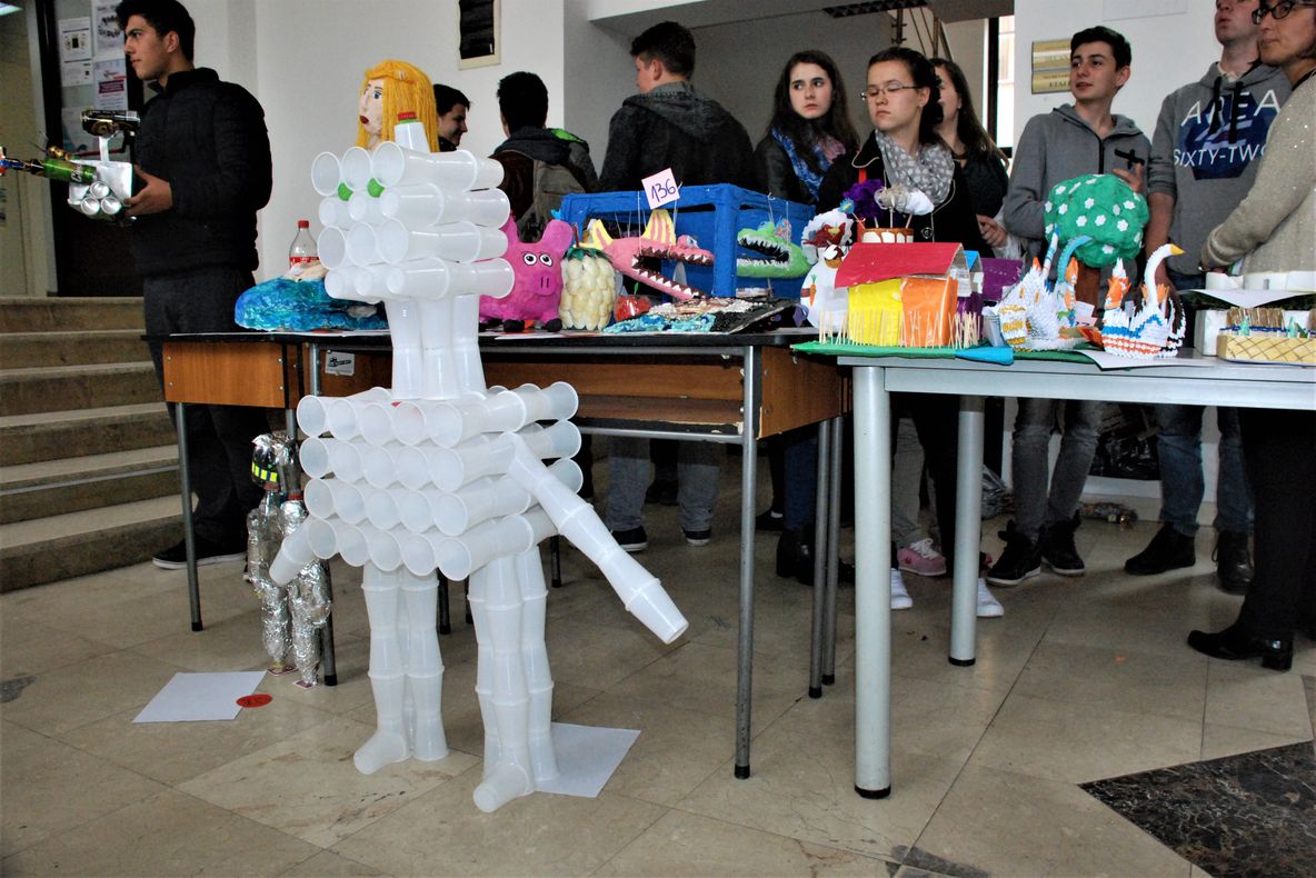 Elevii și studenții transformă deșeurile în artă, la ULBS