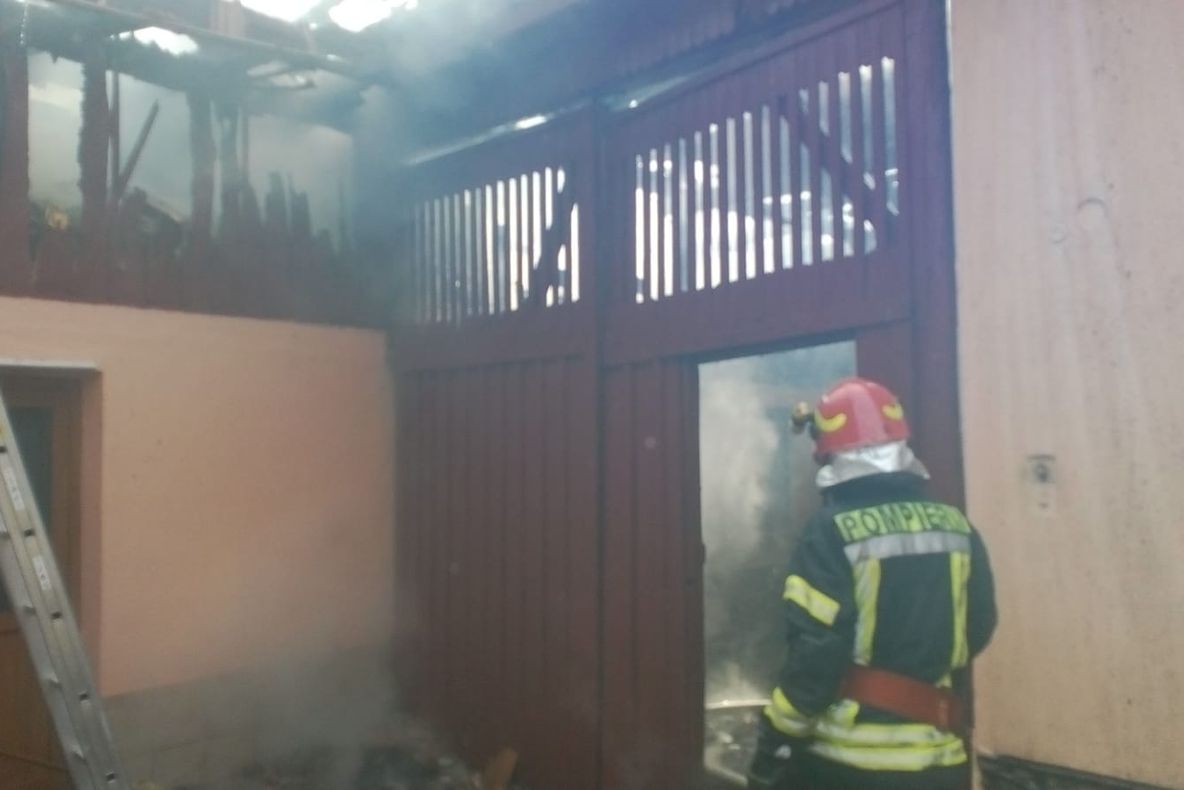 UPDATE: O șură a luat foc în Rășinari. Există pericol de extindere și la vecini