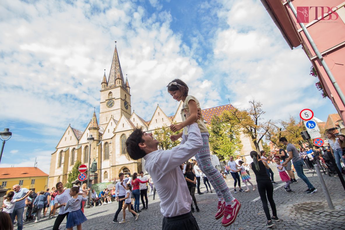 Vals alături de balerinii sibieni, în Piața Mare