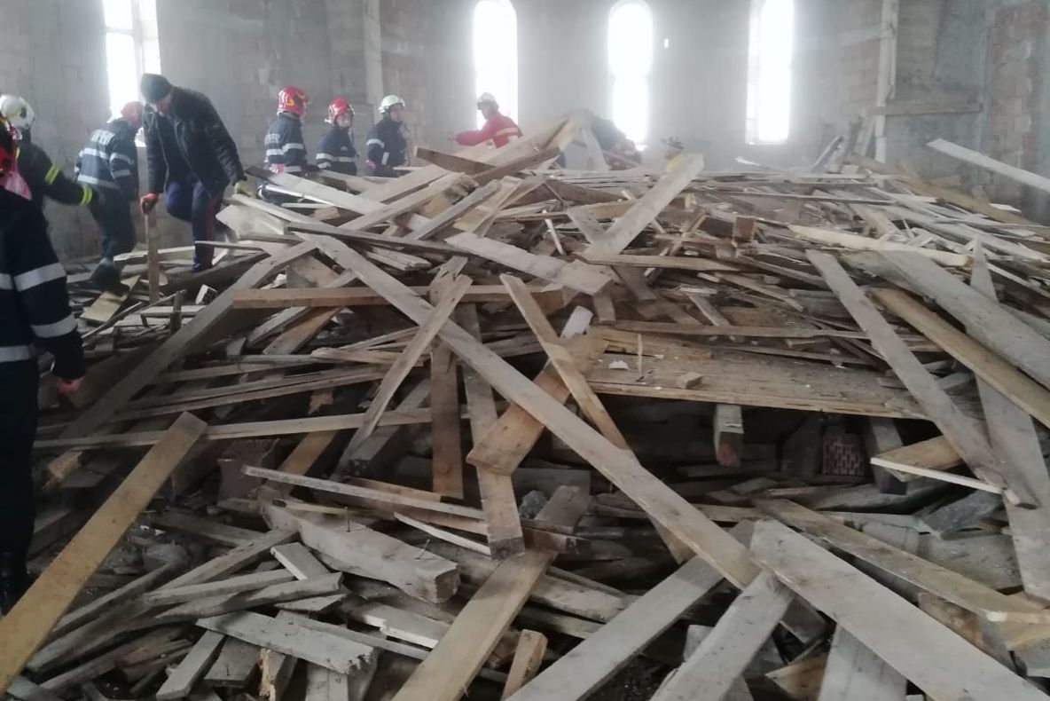 Video: Schelă prăbușită peste un bărbat care lucra la ridicarea unei biserici