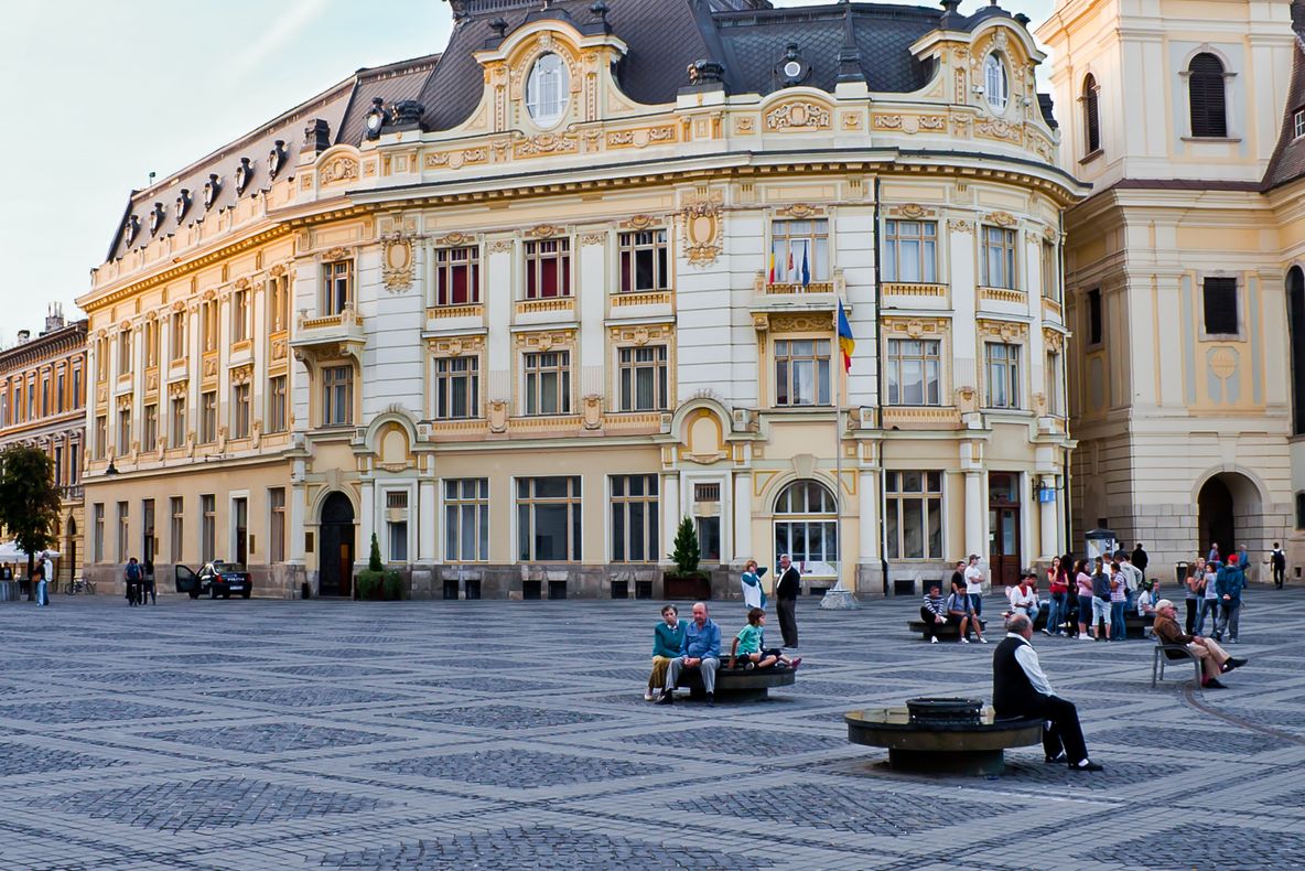 Turnul Sfatului și Primăria din Piața Mare, iluminate în albastru, de Ziua Autismului
