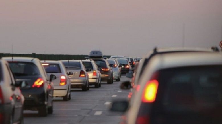 Ploi și viziblitate scăzută în trafic. Recomandările polițiștilor