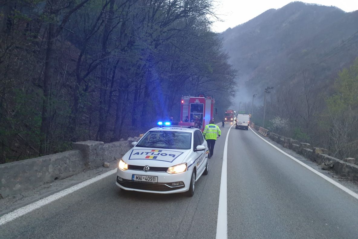 UPDATE | VIDEO | Trafic blocat pe Valea Oltului, din cauza unui incendiu
