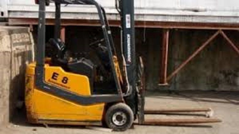 Accident de muncă, în Cisnădie. Un bărbat cu gamba strivită de un motostivuitor