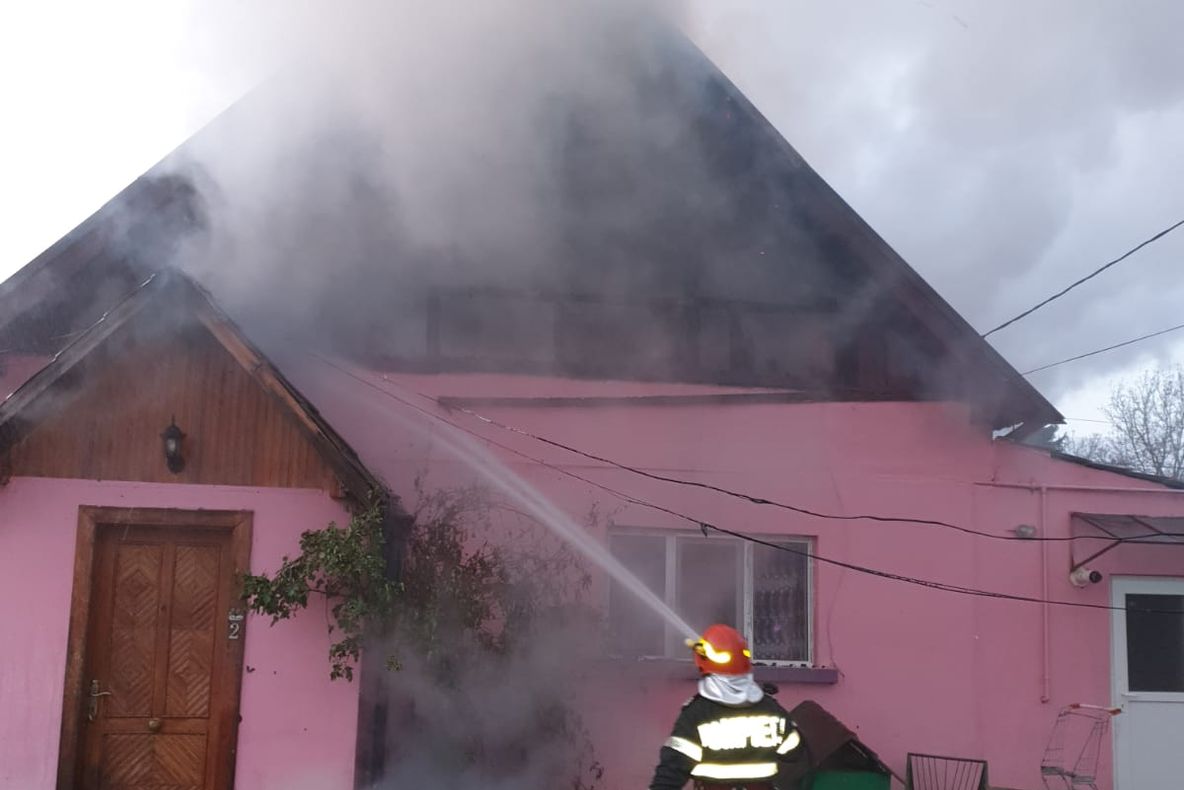 Incendiu la o casă din Mârșa. Proprietarii s-au autoevacuat