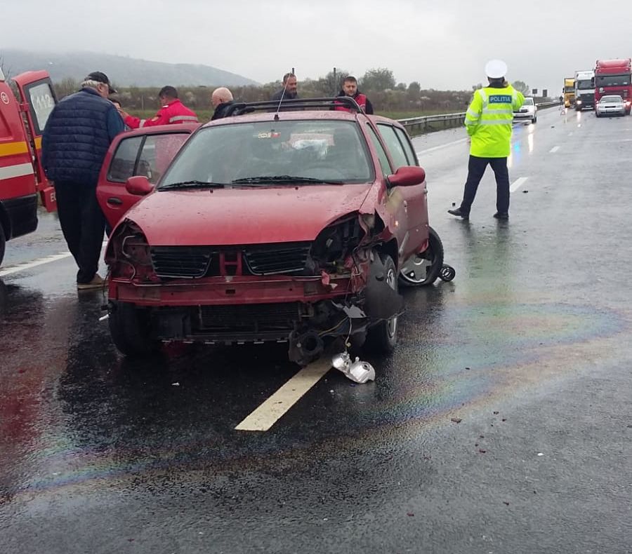 O femeie însărcinată rănită într-un accident pe A1