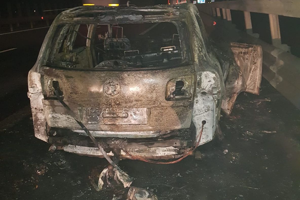 O mașină a ars în totalitate pe A1