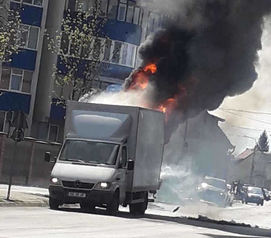 UPDATE/VIDEO/Mașină în flăcări pe strada Lungă