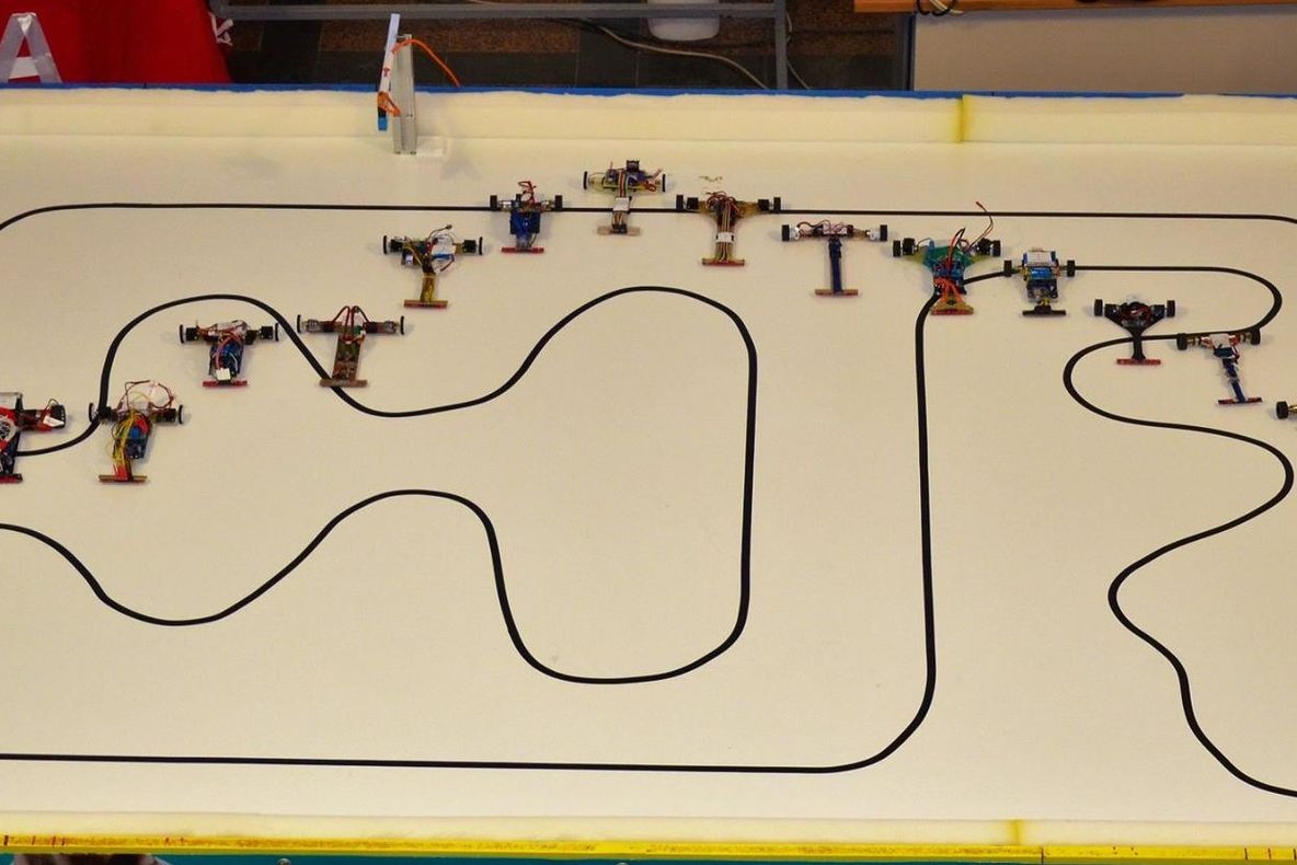 Studenții și elevii din țară și străinătate se întrec la un concurs de roboți mobili, la ULBS