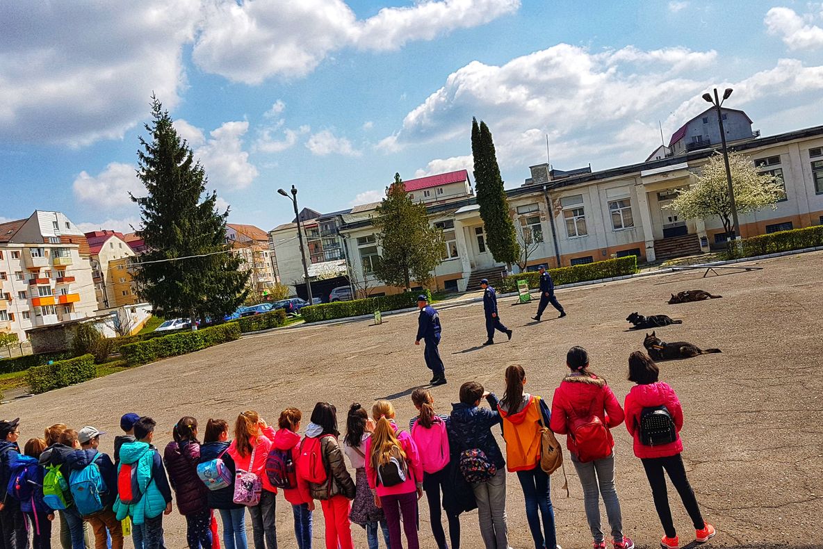 Peste 150 de elevi au vizitat Jandarmeria, la "Școala Altfel"