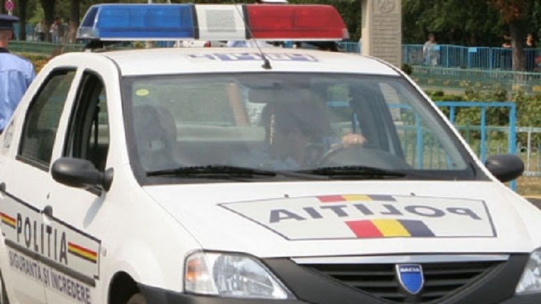 O șoferiță de 41 de ani a intrat cu mașina într-un TIR, în Slimnic