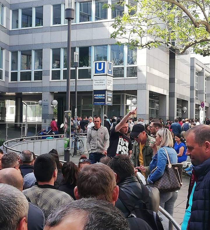 VIDEO | Sibienii, la coadă pentru a vota, în Stuttgart: "Vrem să votăm!"