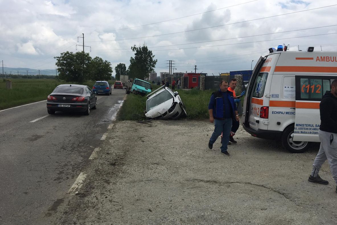 GALERIE FOTO: Un bărbat a fost rănit în urma unui accident pe Calea Șurii Mici