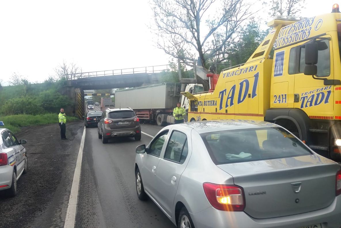 Trafic îngreunat la sensul giratoriu de la Veștem în urma unui accident