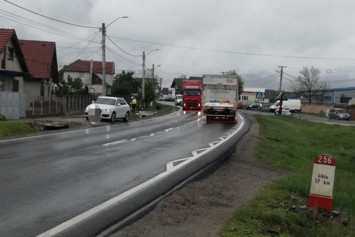 O femeie de 89 de ani a fost lovită de o mașină pe trecerea de pietoni