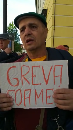 VIDEO / Un bărbat face "Greva foamei" în Piața Mare, în ziua Summit-ului: "E mafie!"