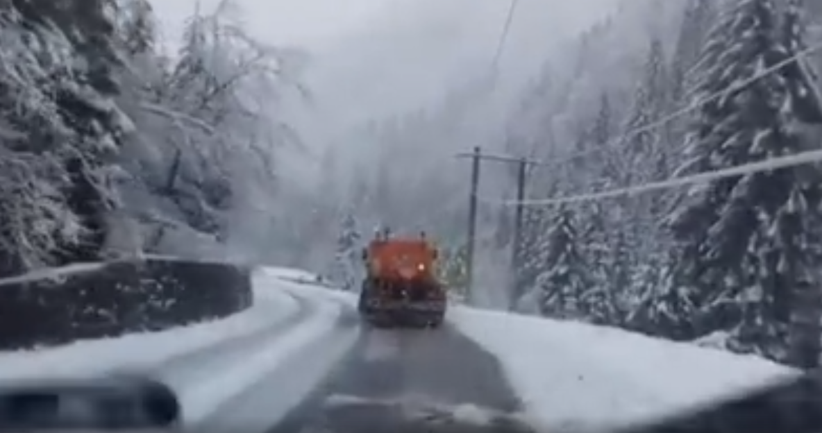 VIDEO | De 1 Mai, a nins pe Transfăgărășan. Drumarii au intervenit cu utilaje de deszăpezire