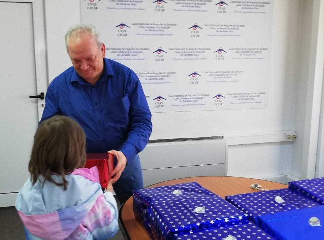 De 1 iunie CAS Sibiu a oferit cadouri copiilor de la Centrul de Zi „Rut”